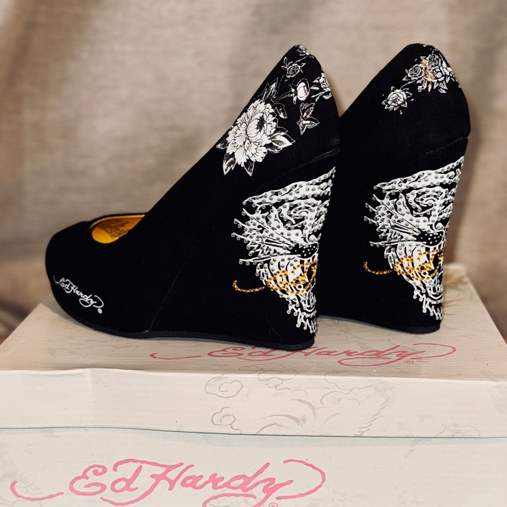 Ed Hardy Joyaus Wedge Heels Black Skull Floral Peep Toe Size 9 New w/ Box - Picture 5 of 8